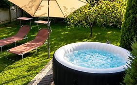 The Green House - Jacuzzi & Garden Escape